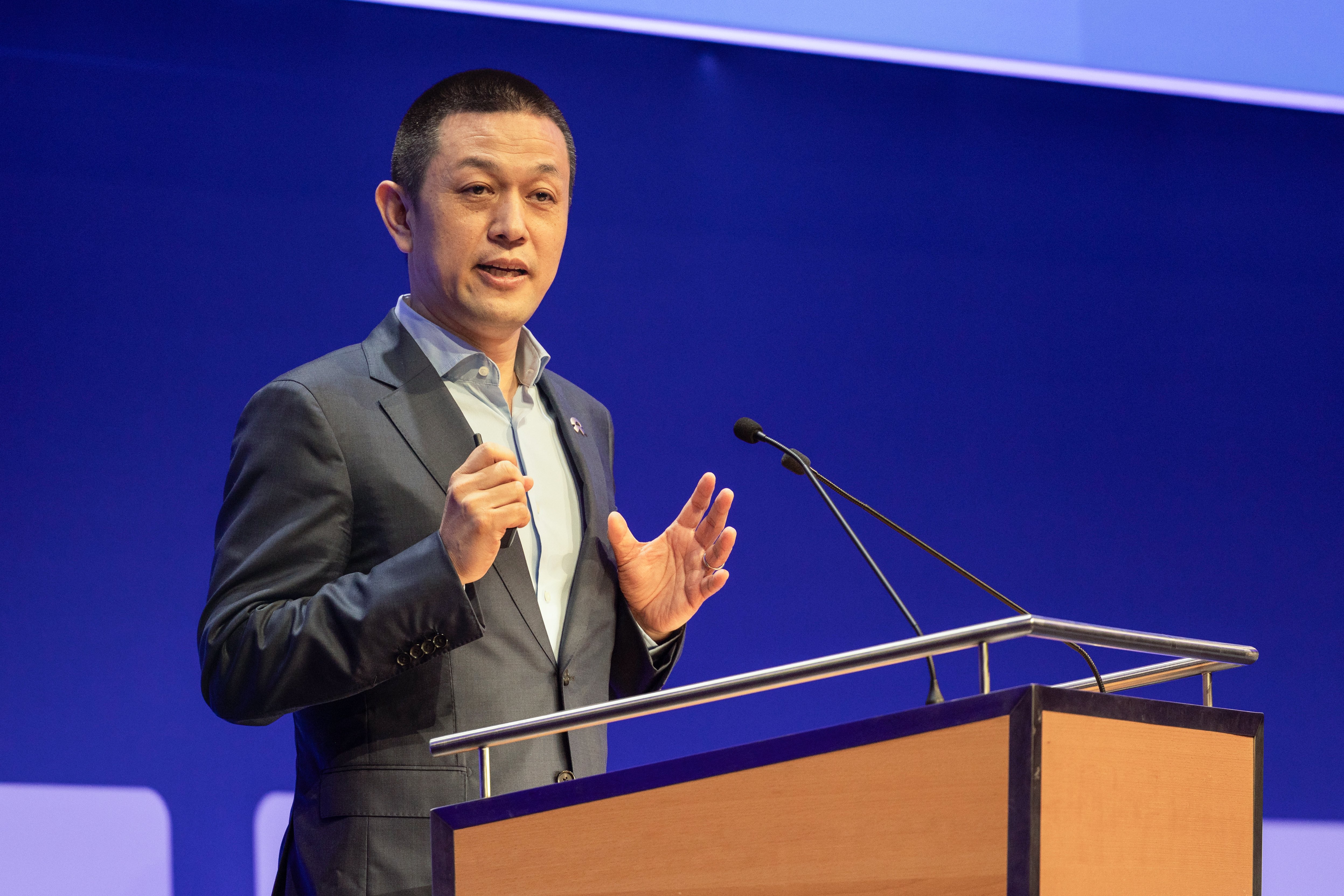 William Li går på scenen ved 2023 World New Energy Vehicle Conference.